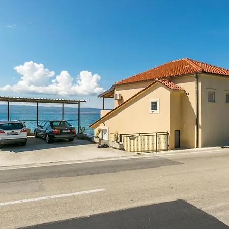 Four Star Seafront With Parking Apartment