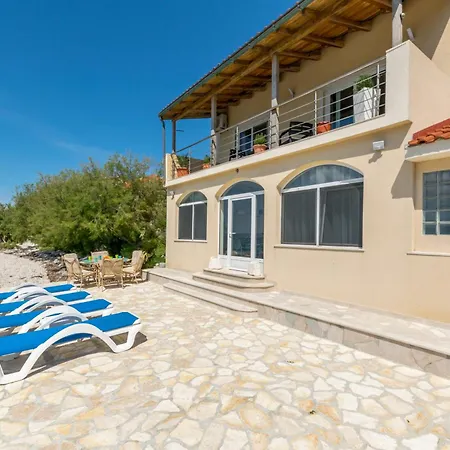 Apartment Four Star Seafront With Parking *
