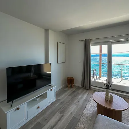 Four Star Seafront With Parking Apartment Podstrana