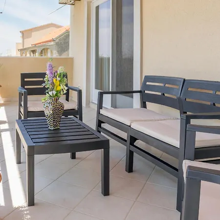 Four Star Seafront With Parking Apartment *