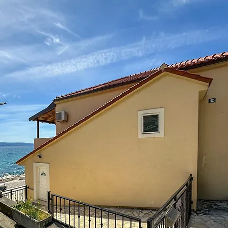 Four Star Seafront With Parking Apartment Podstrana