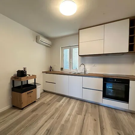 Four Star Seafront With Parking * Podstrana